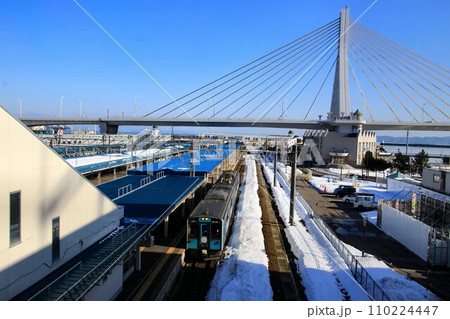 津軽海峡の玄関・陸奥の終着駅… 『青森駅』に停車する【青い森鉄道】701系 110224447