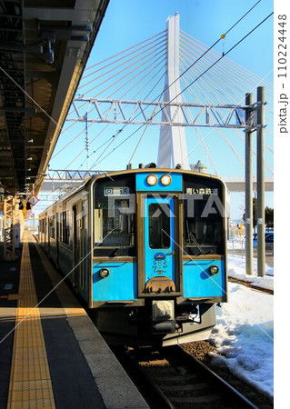 津軽海峡の玄関・陸奥の終着駅… 『青森駅』に停車する【青い森鉄道】701系 110224448