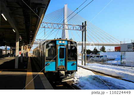 津軽海峡の玄関・陸奥の終着駅… 『青森駅』に停車する【青い森鉄道】701系 110224449