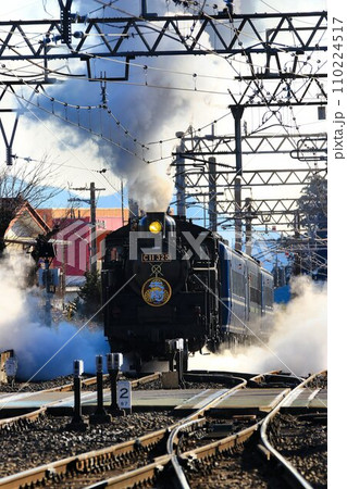 冬の朝… 盛大に蒸気を吐き発車へ向かう【SL大樹】C11325 110224517