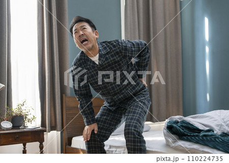 パジャマ姿の中高年男性　腰痛・ぎっくり腰　イメージ 110224735