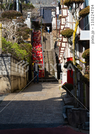 春の湯郷温泉　長興寺参道の階段雛1　岡山県美作市 110224784