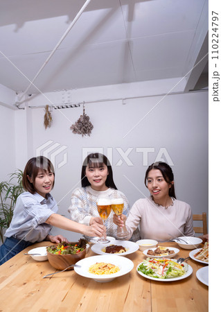 乾杯する女性3人、女子会 110224797