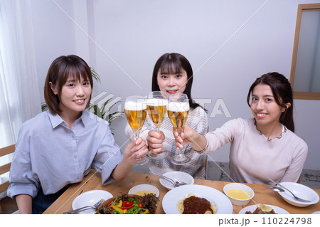 乾杯する女性3人、女子会 110224798
