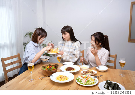 若い女性、食事、サンドイッチ、女子会 110224801