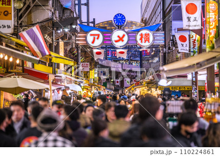 日本の東京都市景観 元日・賑わうアメ横。賀正…新年に希望の光を…=令和6年1月1日 日本の東京都市景観 元日・賑わうアメ横。賀正…新年に希望の光を…=令和6年1月1日 110224861