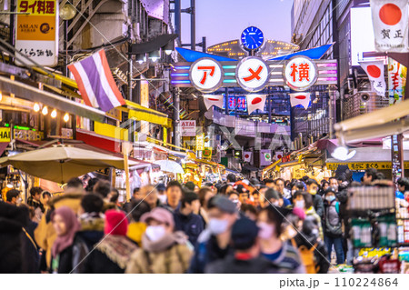 日本の東京都市景観 元日・賑わうアメ横。インフルにもマ不要。賀正…新年に希望の光を=令和6年1月1日 日本の東京都市景観 元日・賑わうアメ横。インフルにもマ不要。賀正…新年に希望の光を=令和6年1月1日 110224864