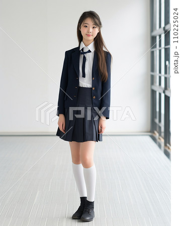 制服を着た女の子 110225024