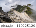 9月下旬の鳳凰三山、地蔵岳方面の稜線 110225120