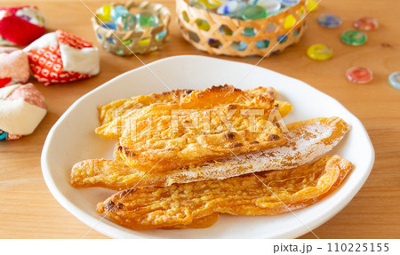 焼いてきつね色になった干しいも　焦げ目のついた乾燥芋 110225155