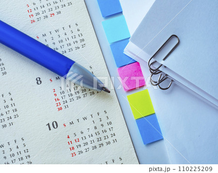 テーブルに置かれた書類とカレンダー 110225209