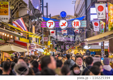 日本の東京都市景観 元日・賑わうアメ横。インフル予防にもマ不要。新年に希望の光を=令和6年1月1日 日本の東京都市景観 元日・賑わうアメ横。インフル予防にもマ不要。新年に希望の光を=令和6年1月1日 110225394