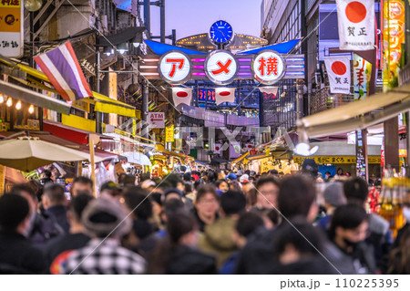 日本の東京都市景観 元日・賑わうアメ横。インフル予防にもマ不要。新年に希望の光を=令和6年1月1日 日本の東京都市景観 元日・賑わうアメ横。インフル予防にもマ不要。新年に希望の光を=令和6年1月1日 110225395