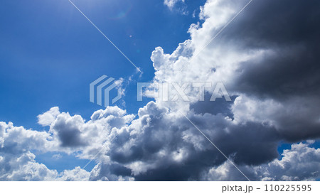 真夏の青空に流れるたくさんの雲 110225595