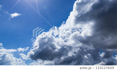 真夏の青空に流れるたくさんの雲 真夏の青空に流れるたくさんの雲 110225609