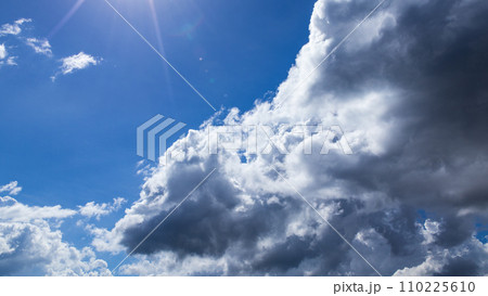 真夏の青空に流れるたくさんの雲 110225610