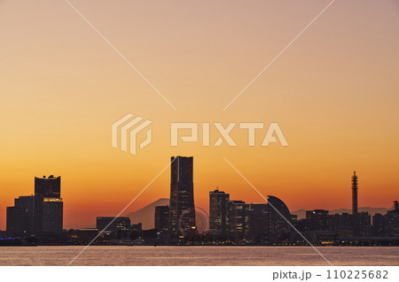 都市風景 横浜港の夕景 都市風景 横浜港の夕景 110225682