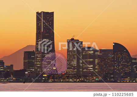 都市風景　横浜港の夕景 110225685
