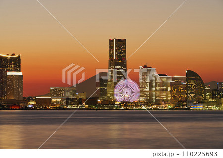 都市風景 横浜港の夕景 都市風景 横浜港の夕景 110225693
