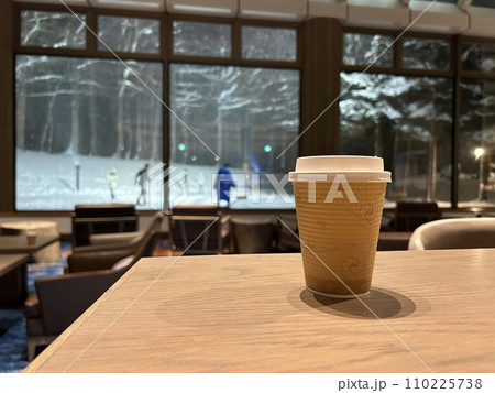 スキーリゾートのラウンジで飲むコーヒー スキーリゾートのラウンジで飲むコーヒー 110225738
