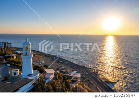 御前埼灯台と日の出（静岡県御前崎市） 110225947