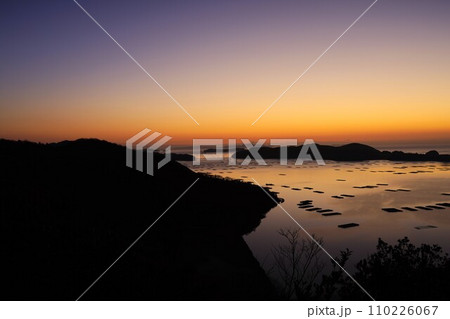 日本の朝日百選、虫明迫門の曙からの初日の出 110226067