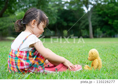 テディーベアと遊ぶ少女 110226277