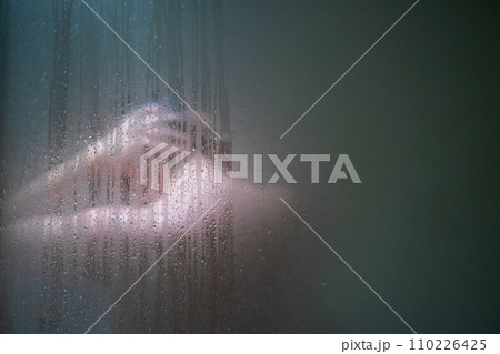 シャワーを浴びる男性の後ろ姿 シャワーを浴びる男性の後ろ姿 110226425