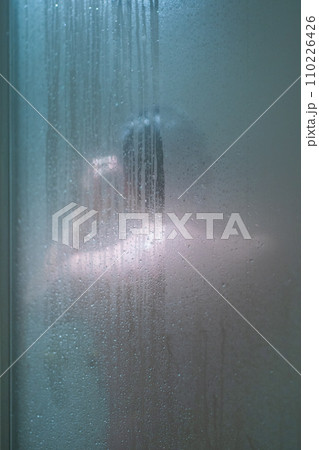 シャワーを浴びる男性の後ろ姿 シャワーを浴びる男性の後ろ姿 110226426