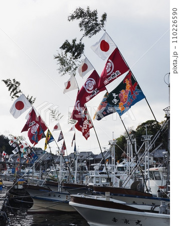 2024年元日の室津漁港の風景 大漁旗 2024年元日の室津漁港の風景 大漁旗 110226590