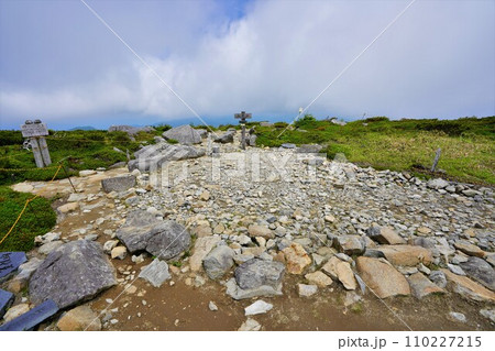 五葉山の山頂標識 110227215