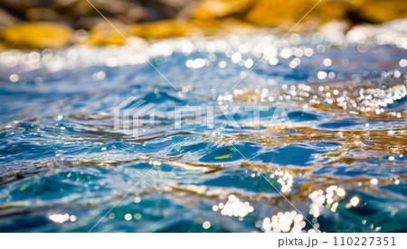 水中写真 キラキラとした美しい光が差し込む水中 水中写真 キラキラとした美しい光が差し込む水中 110227351
