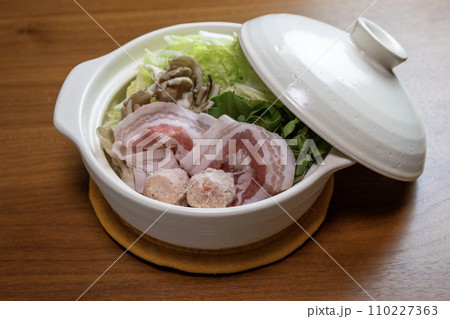 白い小さな土鍋の加熱前の鍋料理 白い小さな土鍋の加熱前の鍋料理 110227363