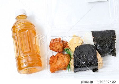 おにぎり, からあげ, お茶, ペットボトル, お弁当, 食べ物, 飲み物, 弁当, のり, ご飯 110227402