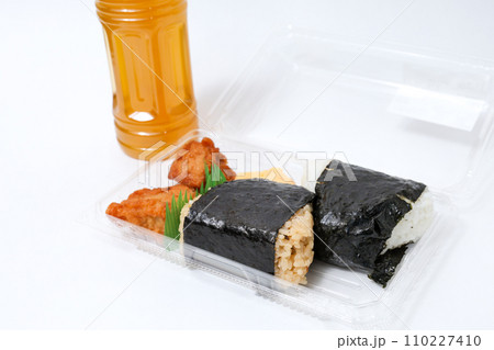 おにぎり, からあげ, お茶, ペットボトル, お弁当, 食べ物, 飲み物, 弁当, のり, ご飯 110227410