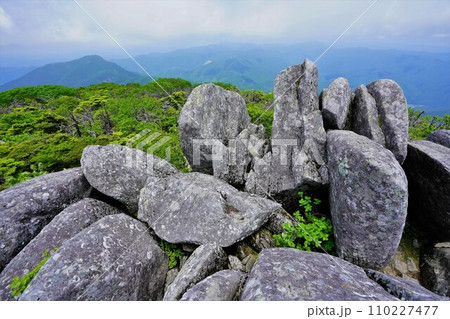 五葉山頂の日の出岩 五葉山頂の日の出岩 110227477