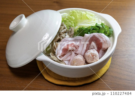 白い小さな土鍋の加熱前の鍋料理 110227484