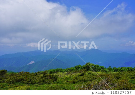 五葉山頂からの早池峰山 110227557