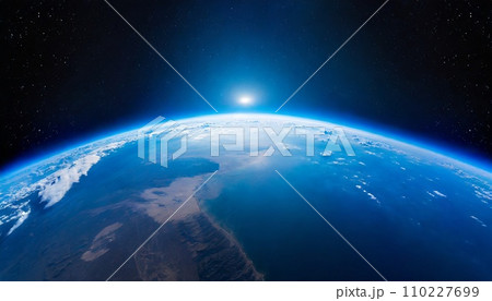 宇宙から見た美しい青く輝く地球 110227699