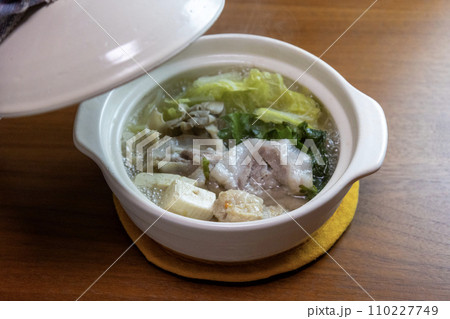 白い小さな土鍋の鍋料理 110227749
