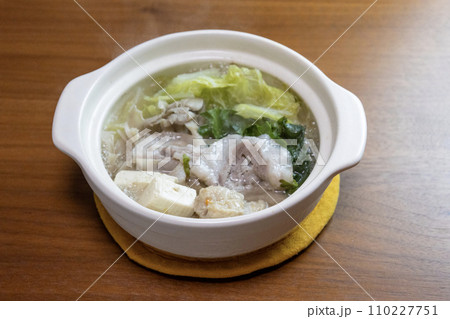 白い小さな土鍋の鍋料理 白い小さな土鍋の鍋料理 110227751