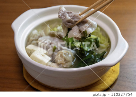 白い小さな土鍋の鍋料理 白い小さな土鍋の鍋料理 110227754