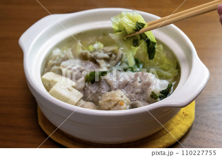 白い小さな土鍋の鍋料理 110227755