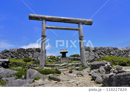 五葉山の日枝神社の祠と鳥居 110227820