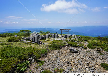 五葉山の日枝神社の祠と鳥居 110227823