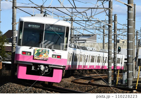 京成津田沼へ向けて曲線区間をゆく新京成電鉄8800形(2024年謹賀新年ヘッドマーク掲出) 京成津田沼へ向けて曲線区間をゆく新京成電鉄8800形(2024年謹賀新年ヘッドマーク掲出) 110228223