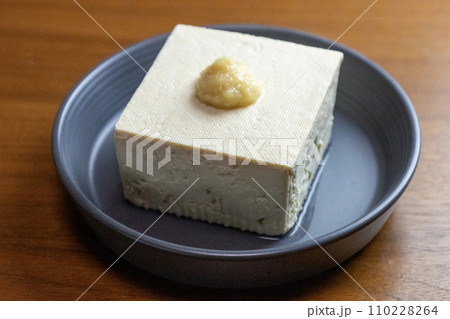 生姜を乗せた小さな木綿豆腐 110228264