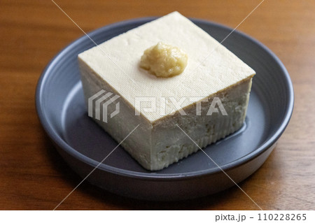 生姜を乗せた小さな木綿豆腐 110228265