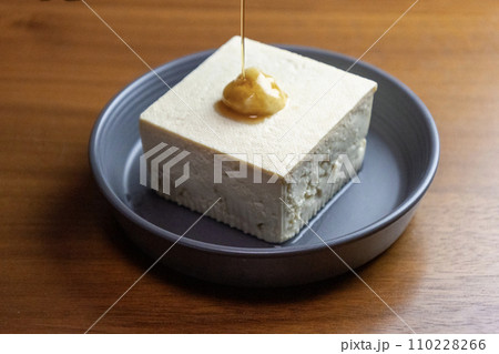 生姜を乗せた小さな木綿豆腐 110228266