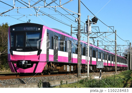 京成津田沼へ向けて直線区間をゆく新京成電鉄80000形 110228483